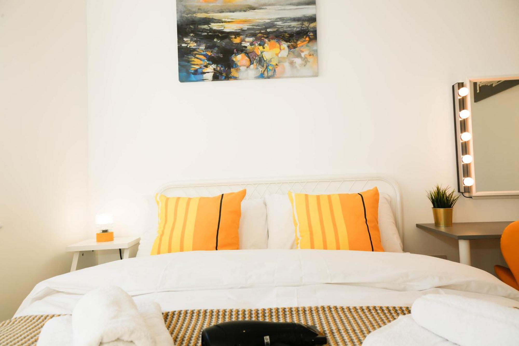 לונדון Luxury Rooms In Camden Town Near Shops, Cafes, Bars & Metro With Shared Bathrooms מראה חיצוני תמונה